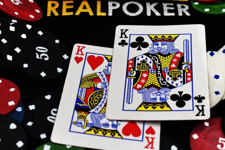 Kim Kardashian a-t-elle porté des lunettes de soleil lors d’un tournoi de poker ?