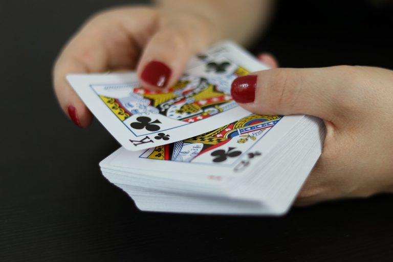 Poker en ligne vs Live Poker : lequel est le meilleur ?