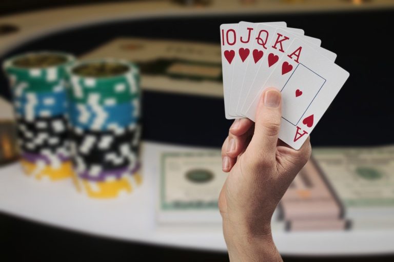 Les différentes raisons de jouer au poker en ligne