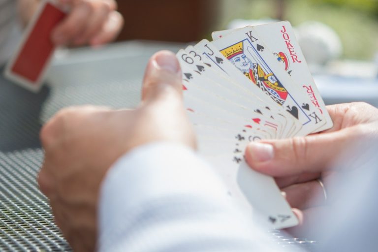 Les stratégies de base pour commencer dans le poker en ligne