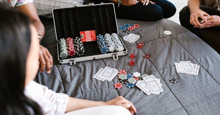 Quels sont les avantages de jouer au poker en équipe ?