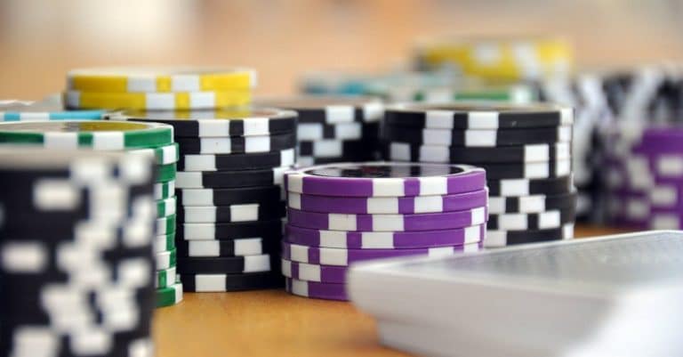 Le poker : un jeu de hasard ou de gestion de risque ?