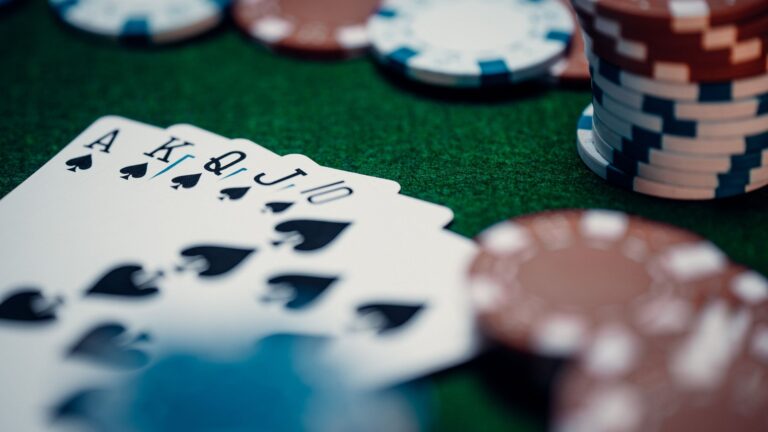 Le poker : un jeu de stratégie purement tactique ?