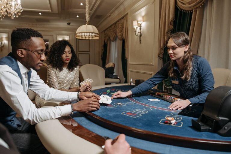 Quelles sont les stratégies de jeu utilisées par les pros du poker live ?