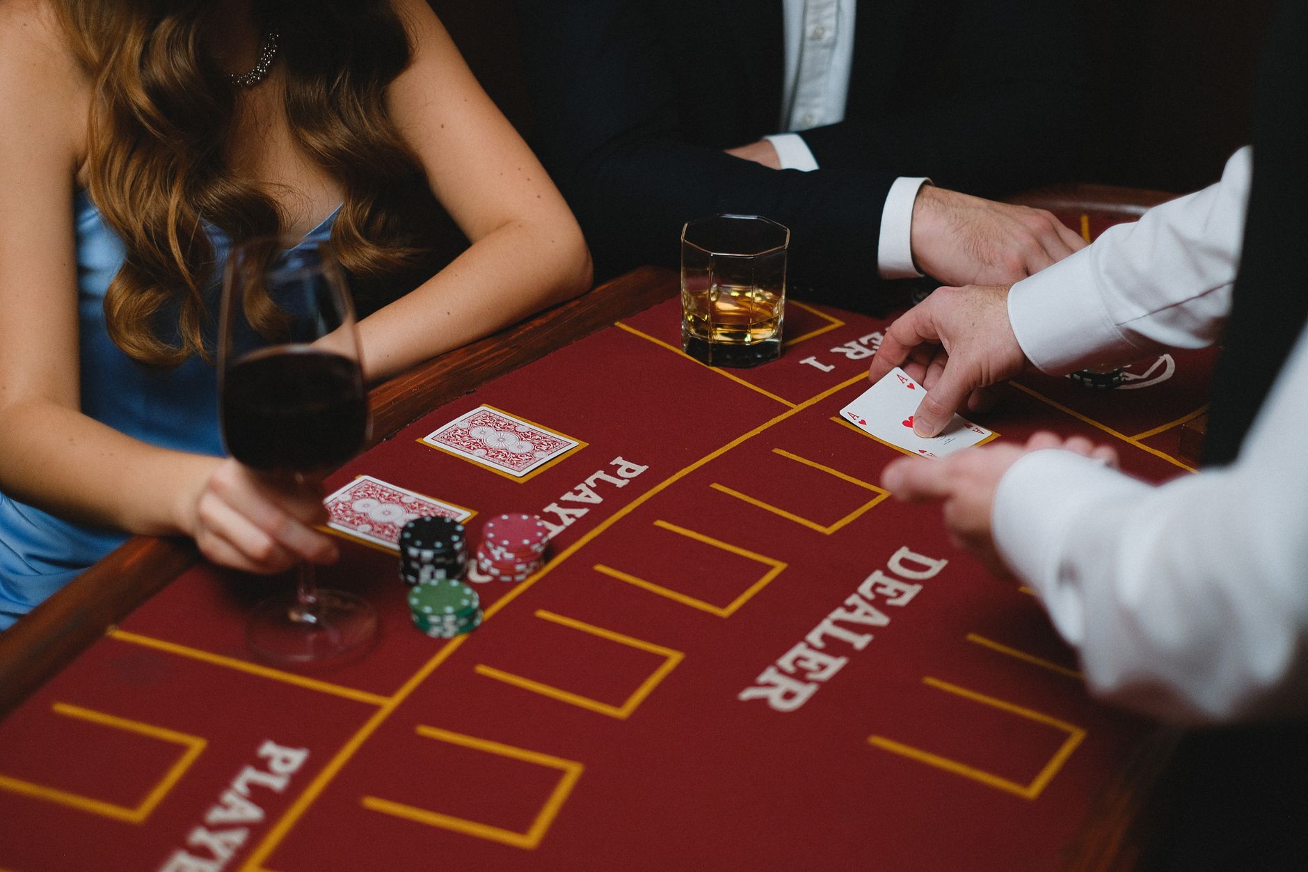 Quels sont les différents styles de jeu adoptés par les champions de poker ?