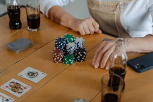 Poker à petit budget : apprendre avec le play money et les micro-limites