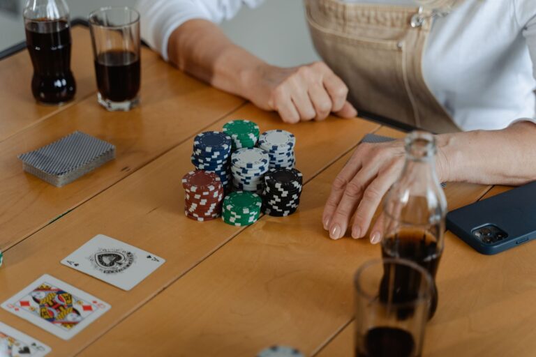 Poker à petit budget : apprendre avec le play money et les micro-limites