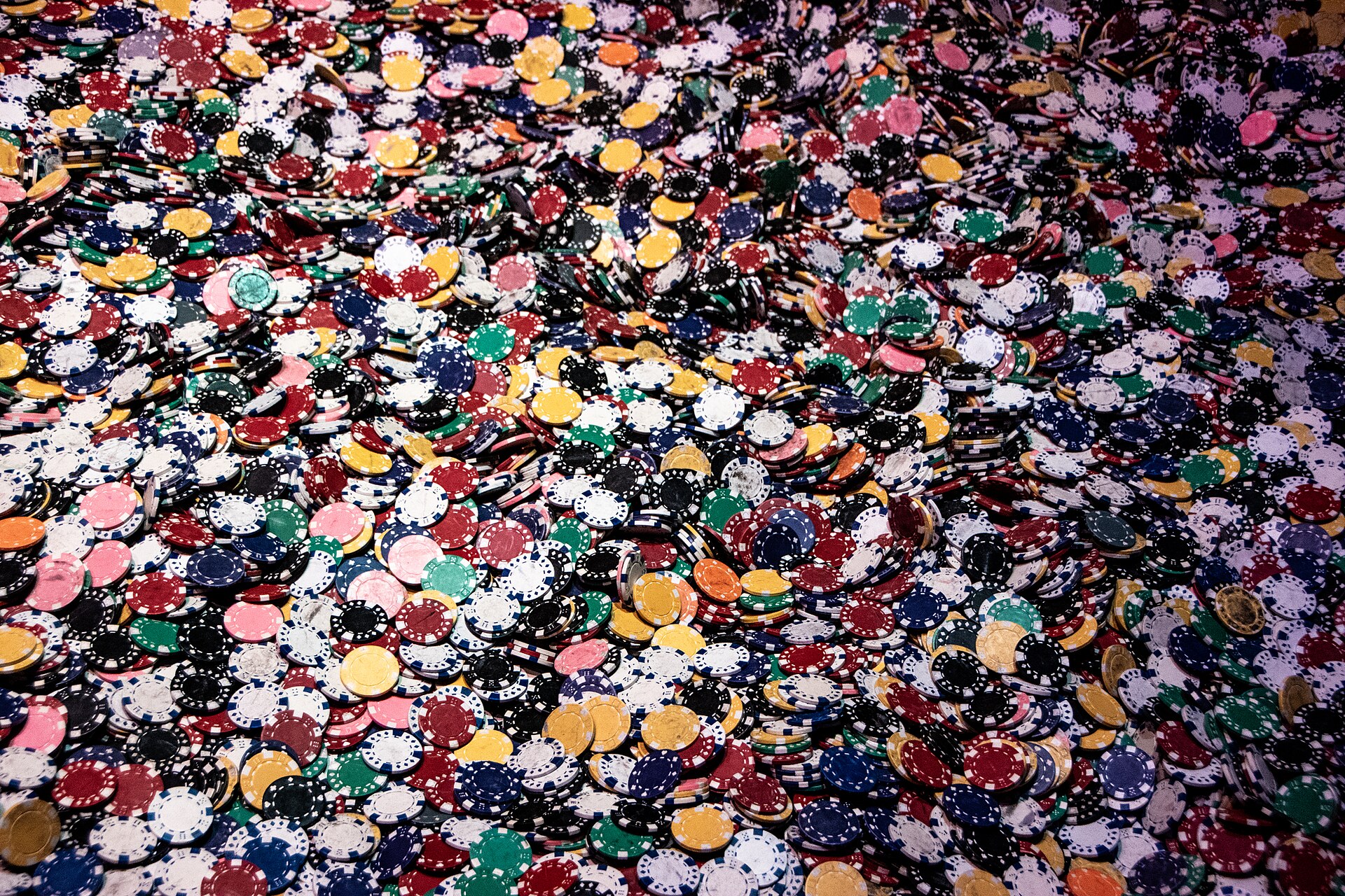 Tas de jetons de poker de toutes les couleurs